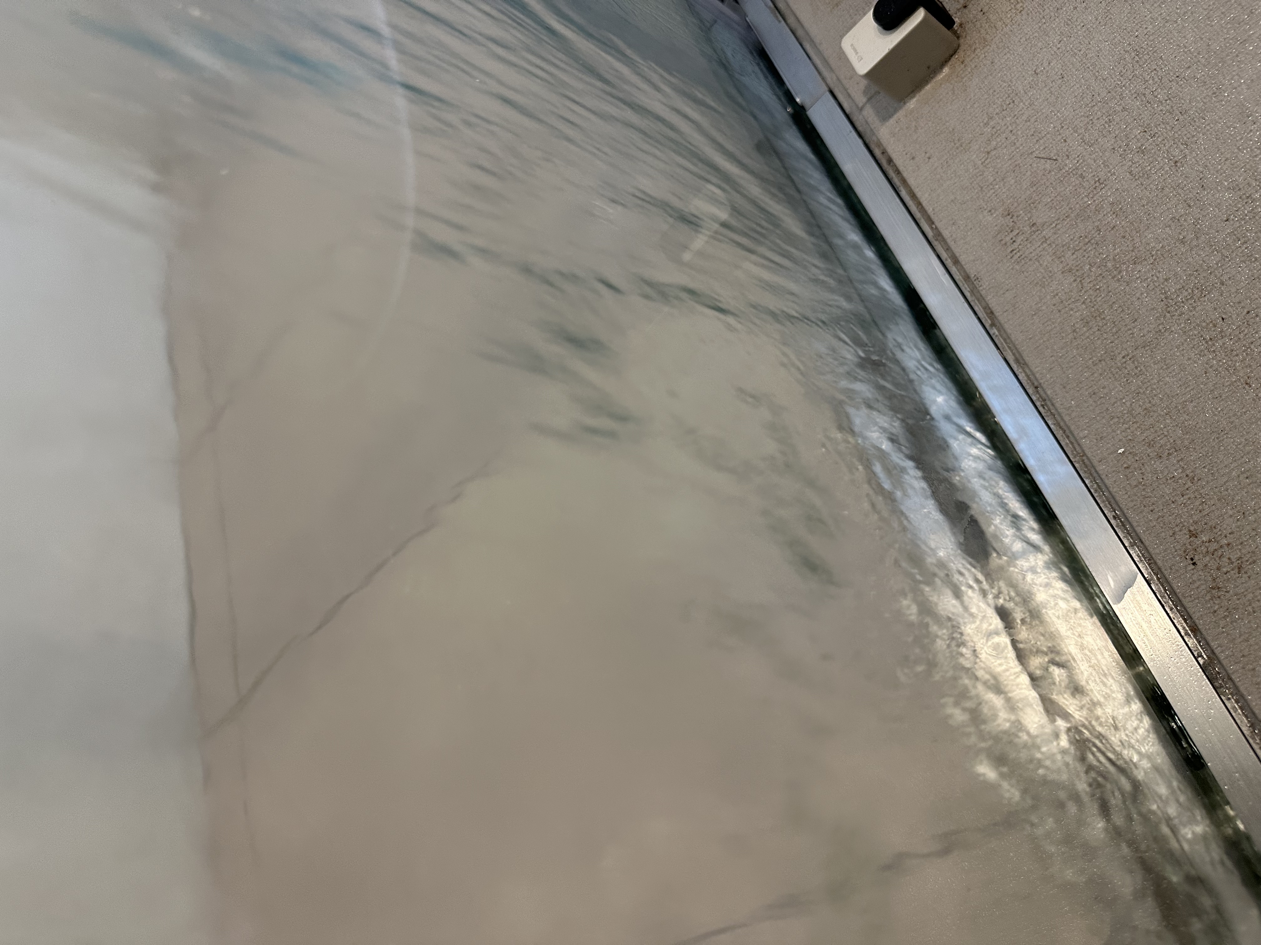無障礙浴屏底部排水系統引導淋浴用水